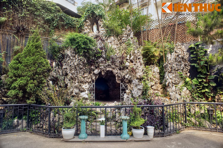 Phía sau nhà thờ có hang đá.