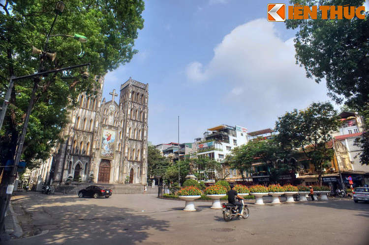 Trong một vài thập niên trở lại đây, khu phố quanh nhà thờ đã trở thành điểm tụ họp quen thuộc của người dân Hà Nội, đặc biệt là giới trẻ.