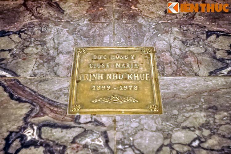 Gần cung thánh có ba ngôi mộ của ba vị Hồng y. Đó là mộ của Hồng y Trịnh Như Khuê (nằm giữa), Hồng y Phạm Đình Tụng và Hồng y Trịnh Văn Căn (nằm hai bên).