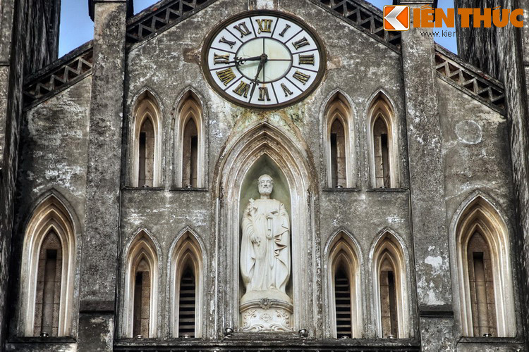 Chiếc đồng hồ lớn gắn giữa mặt tiền nhà thờ cũng có tuổi đời hàng trăm năm, với hệ thống chuông báo giờ được liên kết với các quả chuông treo trên tháp. Dưới đồng hồ là tượng Thánh Giuse.