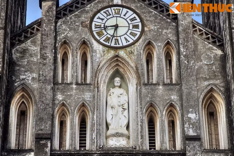 Chiếc đồng hồ lớn gắn giữa mặt tiền nhà thờ cũng có tuổi đời hàng trăm năm, với hệ thống chuông báo giờ được liên kết với các quả chuông treo trên tháp. Dưới đồng hồ là tượng Thánh Giuse.