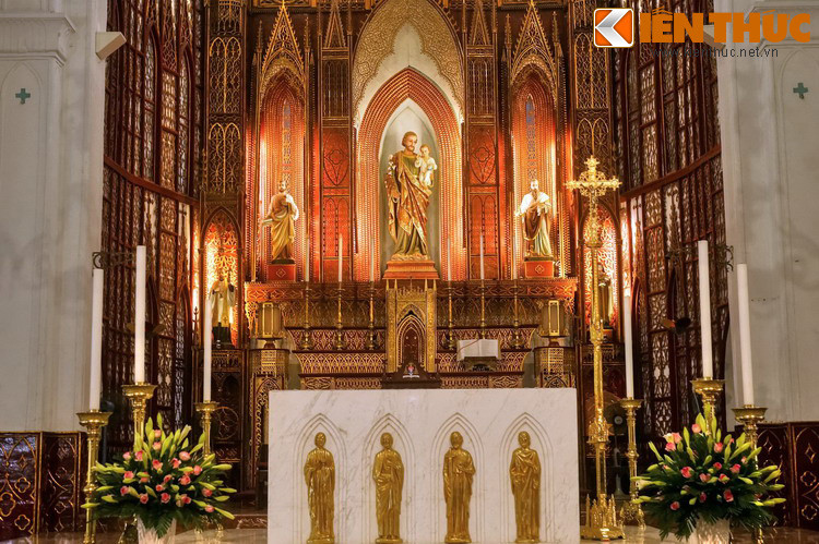 Giữa cung thánh có tượng Thánh Giuse bế Chúa Giêsu.