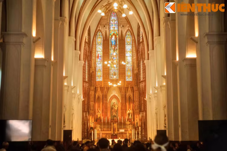 Với không gian rộng rãi, nhà thờ Lớn có sức chứa lên đến cả nghìn người. Vào các dịp lễ lớn như lễ Giáng sinh, nơi đây thu hút đông đảo giáo dân và du khách.