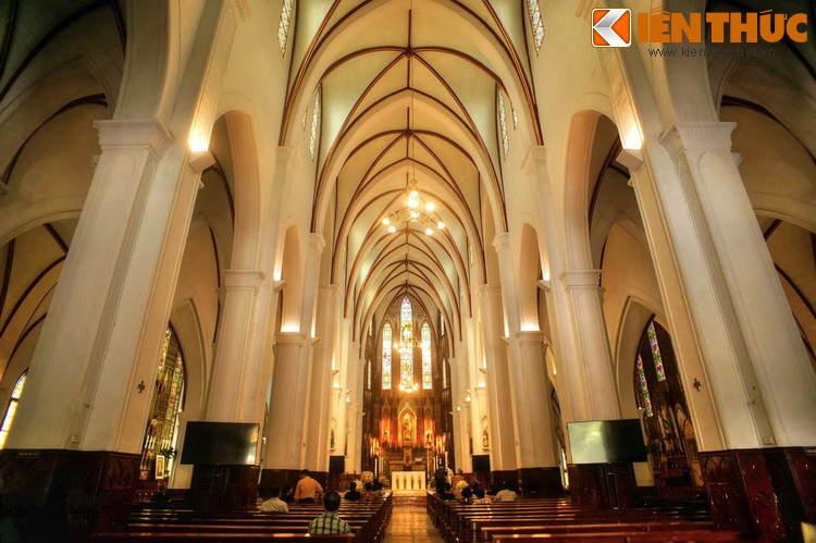 Trái ngược với vẻ trầm mặc cổ kính bên ngoài, không gian bên trong nhà thờ Lớn gây choáng ngợp với vẻ nguy nga tráng lệ.