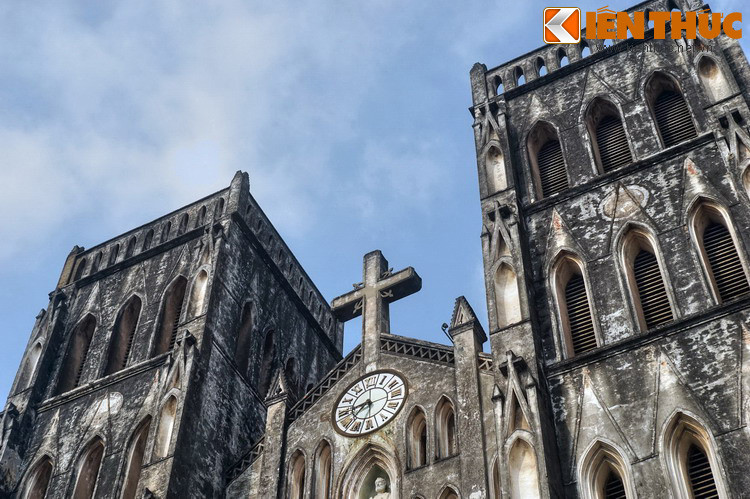 Trên đỉnh nhà thờ có cây thánh giá bằng đá nguyên khối nặng cả tấn.