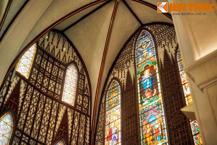 Các ô cửa cao gắn kính màu rực rỡ đem lại nguồn ánh sáng lung linh huyền ảo cho thánh đường.