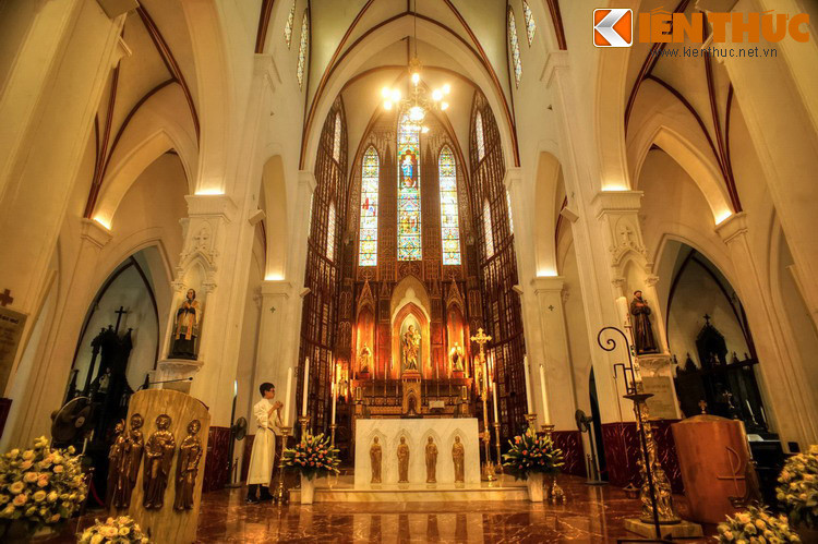 Trung tâm của thánh đường là khu cung thánh.