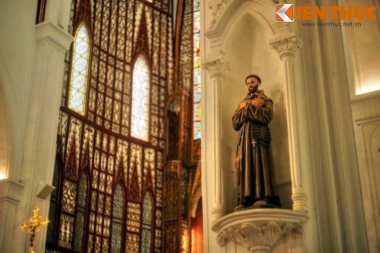 ...Và nhiều tượng thánh khác.