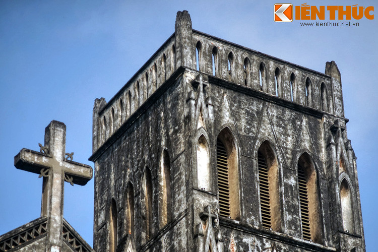 Trên hai tháp chuông nhà thờ còn lưu giữ bộ chuông cổ gồm bốn quả chuông nhỏ và một quả chuông lớn, trị giá 20.000 franc Pháp thời đó.