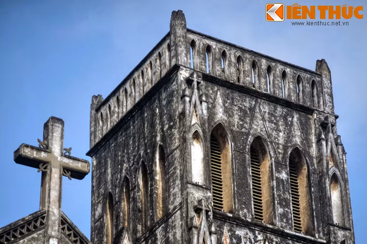 Trên hai tháp chuông nhà thờ còn lưu giữ bộ chuông cổ gồm bốn quả chuông nhỏ và một quả chuông lớn, trị giá 20.000 franc Pháp thời đó.