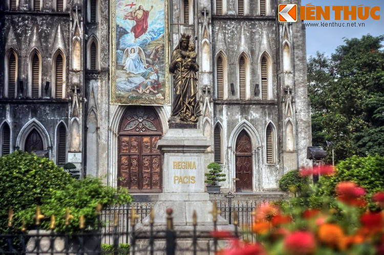 Về kiến trúc, nhà thờ Lớn Hà Nội được thiết kế theo mẫu của Nhà thờ Đức Bà Paris, mang phong cách Gothic Trung cổ châu Âu, rất thịnh hành trong thế kỷ 12 và thời Phục Hưng ở châu Âu.