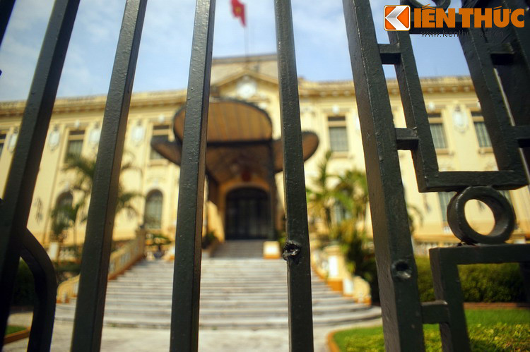 Các vết đạn tập trung nhiều nhất ở khu vực cổng vào.