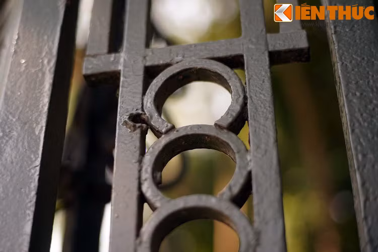 Đợt thứ hai, địch sử dụng hai xe tăng hạ nòng pháo yểm trợ cho bộ binh xung phong. Đại đội trưởng Mộng Hùng chỉ huy tổ bom ba càng chiến đấu dũng cảm, hai chiến sĩ dùng bom ba càng diệt hai xe tăng địch và anh dũng hy sinh, bộ binh địch hoảng loạn tháo chạy.