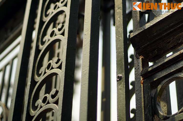 Đêm ngày 19, rạng sáng ngày 20, một cánh quân Pháp từ trong thành, phối hợp với lực lượng đã ém sẵn ở Khách sạn Metropole đồng loạt tiến công vào Bắc Bộ phủ. Đợt tiến công thứ nhất, thực dân Pháp huy động khoảng một đại đội bộ binh, có xe tăng yểm trợ tiến công chính diện Bắc Bộ phủ.