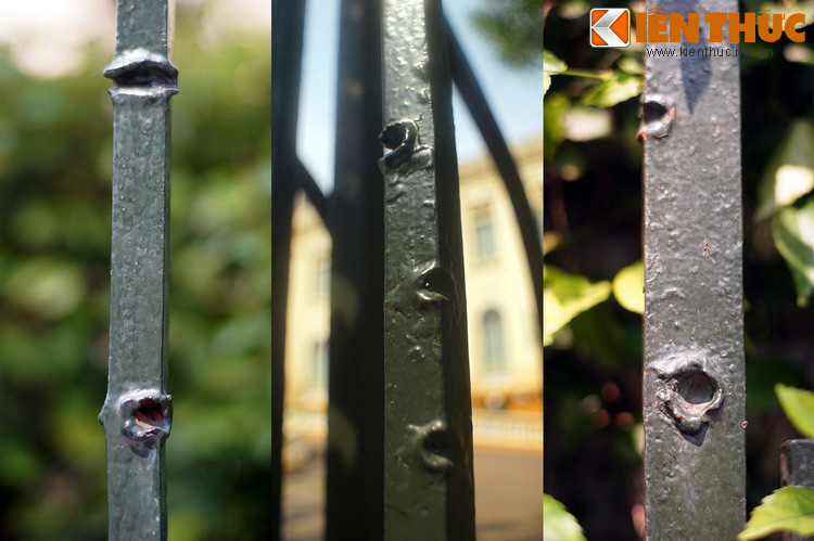 Nhiều vết đạn trên một đoạn ngắn của các thanh hàng rào.