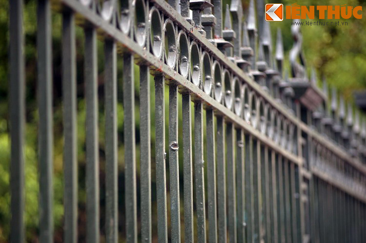 Ngày nay, trên hàng rào sắt của Bắc Bộ phủ vẫn còn lưu lại rất nhiều vết đạn từ trận chiến hơn 7 thập niên trước, như minh chứng cho một thời kỳ máu lửa đầy bi tráng của thủ đô Hà Nội.