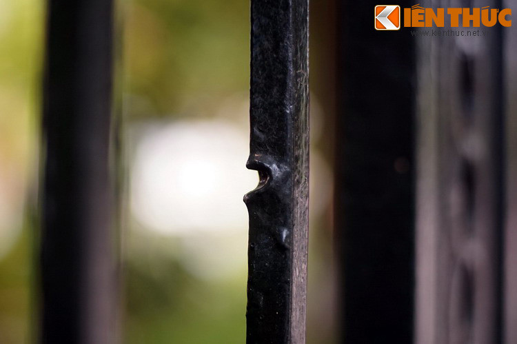 ...Gây ra “vết thương” trên thép, trông như cái miệng há hoác.