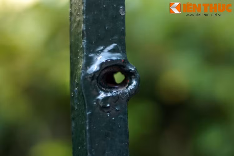 Có những viên đạn xuyên thủng cả thanh rào đúc bằng thép đặc, để lại lỗ thủng trông như một con mắt trắng dã, chết chóc.