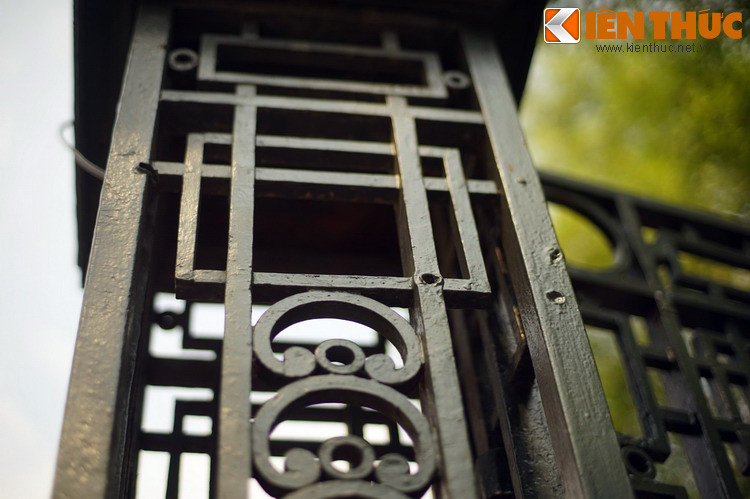 Những vết đạn này có thể nhìn thấy dễ dàng khi đứng ở vỉa hè phía trước Bắc Bộ phủ.