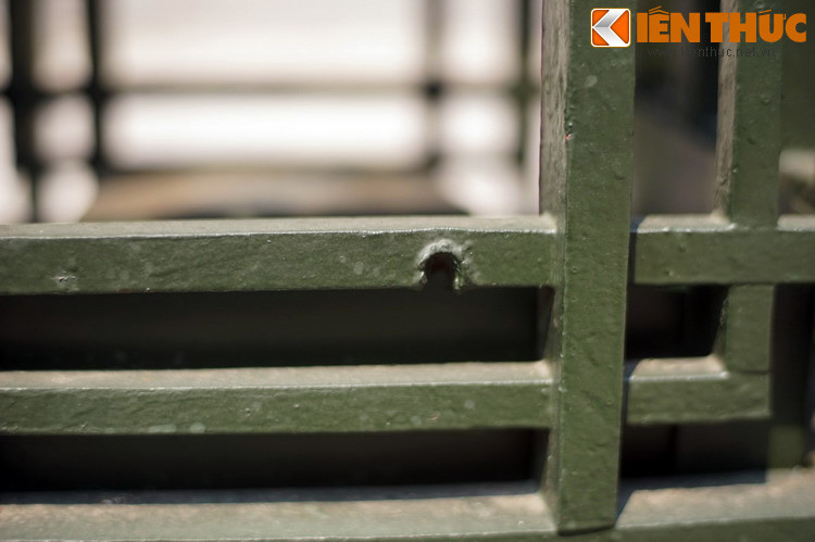 Một số hình ảnh khác về những vết đạn trên hàng rào Bắc Bộ phủ.