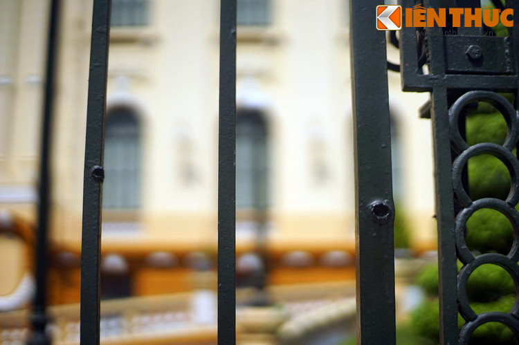 Tại Bắc Bộ phủ, lực lượng Vệ quốc đoàn khẩn trương chuẩn bị sẵn sàng chiến đấu. Tại đây, ta đã xây dựng trận địa, hầm hào, đục tường thông các nhà để tiện cơ động. Ngoài vũ khí cá nhân, ta có và ba khẩu trung liên,bom ba càng và các loại vũ khí tự chế như chai cháy, mìn, bom…