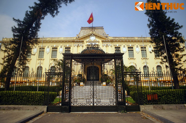 Tòa nhà Bắc bộ phủ (nay là Nhà khách Chính phủ) là một chứng nhân đặc biệt của cuộc Toàn quốc kháng chiến mùa đông năm 1946 ở Hà Nội. Vào ngày 20/12/1946, tại nơi đây đã diễn ra một trận chiến dữ dội giữa quân Pháp và lực lượng Vệ quốc đoàn.