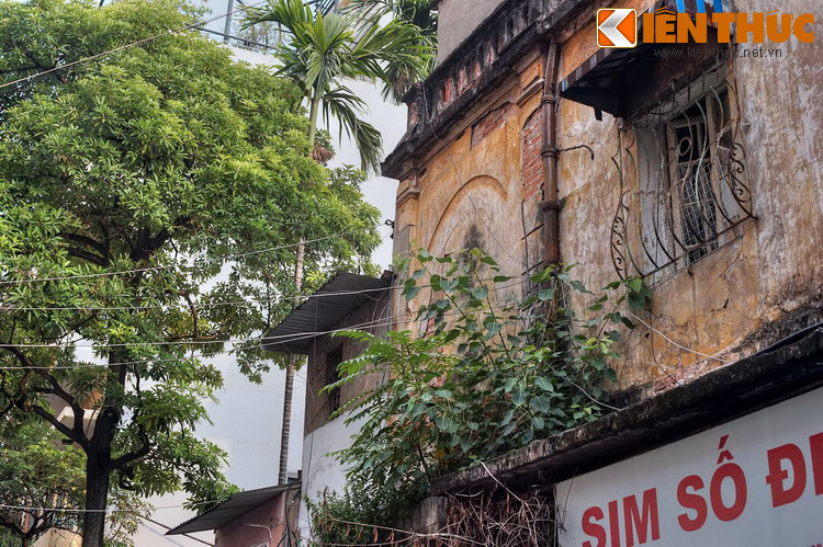 Mặc dù là phố của người nghèo, vào thời thuộc địa, ở bốn góc phố Hàng Mụn lại có bốn dinh thự bề thế của người Nhật và quan lại chính quyền thực dân.