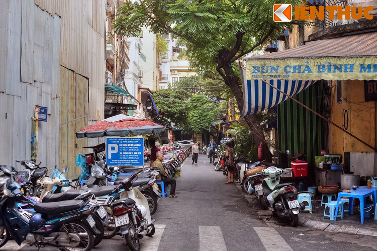 Do ít xe cộ qua lại, một phần lòng phố được chuyển thành bãi gửi xe máy.