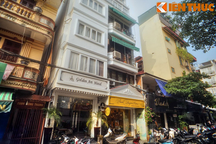 Ngành kinh doanh chính trên phố Hàng Bút ngày nay là khách sạn và quán ăn.