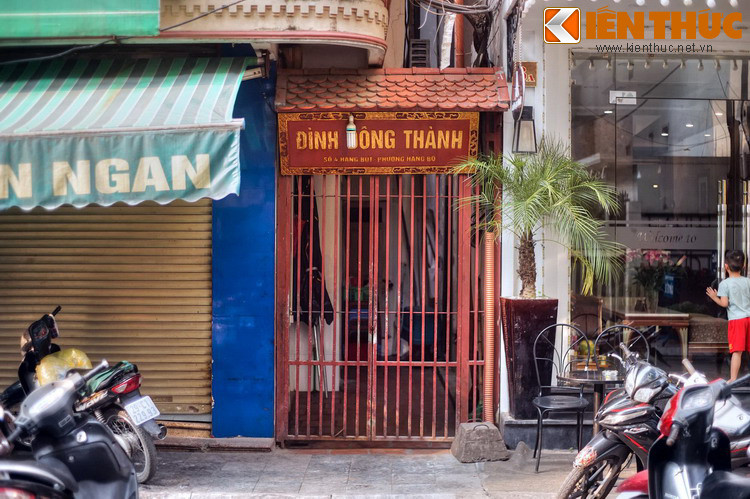 Di tích lịch sử đáng chú ý trên phố này là đình Đông Thành (cổng sau) ở nhà số 4. Cổng trước của ngôi đình này nằm ở phố Hàng Vải.