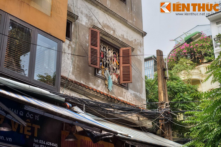 Xưa kia phố này có tên gọi là phố Hàng Mụn. Tên gọi "lạ" này bắt nguồn từ việc trên phố có nhiều hộ nghèo chuyên sống bằng nghề khâu vá thuê cho các hiệu may. Vì không có vốn nên họ đã mua vải vụn của hiệu may đem về may mũ, yếm dãi cho trẻ em để cải thiện thu nhập.