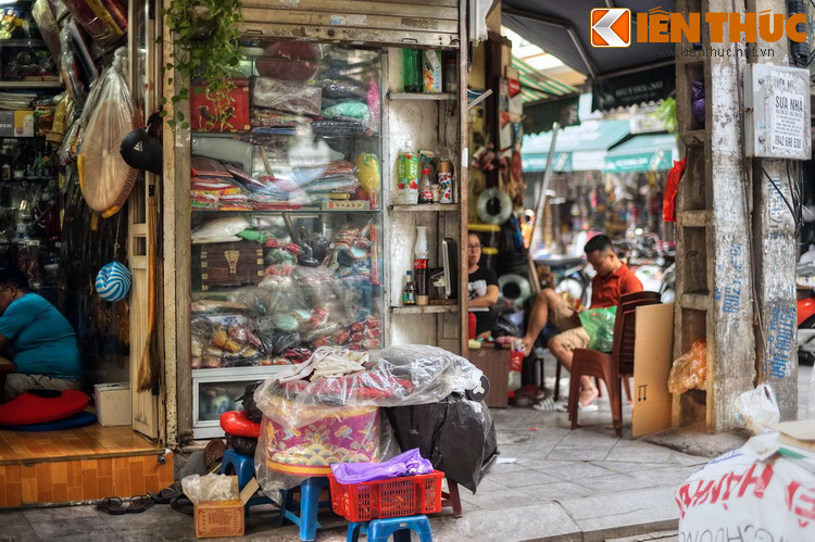 Một mặt hàng mổi tiếng của phố Hàng Mụn là những chùm “bùa tua bùa túi” - là những quả như khế, ớt, đào, ổi… đủ màu sắc bằng vải - cho trẻ em đeo trong Tết Đoan ngọ. Ngoài ra, dân phố này còn làm nghề chặt hạt sen, làm thuê cho những hiệu thuốc phố Phúc Kiến (nay là phố Lãn Ông).