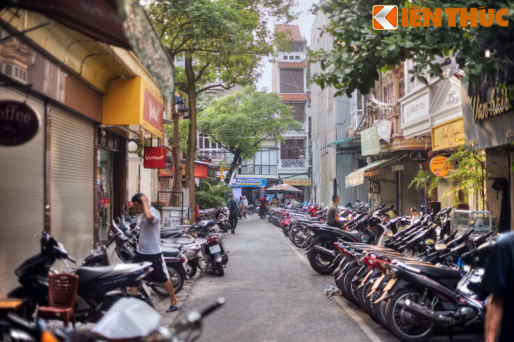 Ngày nay, phố Hàng Bút là con phố ngắn thứ hai trong khu phố cổ Hà Nội, chỉ sau phố Hồ Hoàn Kiếm.