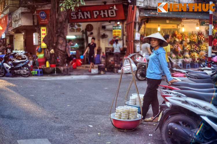 Nơi đây còn một cửa hàng làm mũ mà chủ nhân chính là người đã chế ra cái khăn xếp che đầu trang nghiêm và tiện lợi thay cho việc búi tó hoặc quấn khăn theo lối cũ của đàn ông Việt Nam.