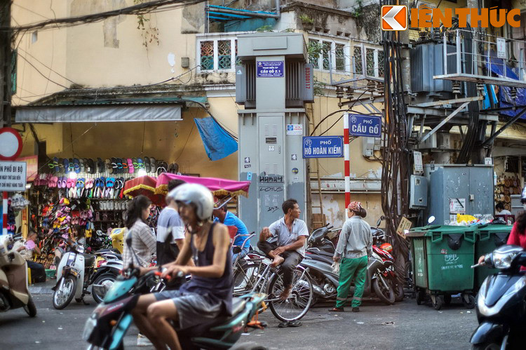 Chạy sát bờ Bắc Hồ Gươm, lại kề với chợ Hàng Bè và các phố buôn bán nổi tiếng như Hàng Đào, Hàng Gai nên từ xa xưa phố Cầu Gỗ đã là một khu phố buôn bán rất nhộn nhịp.