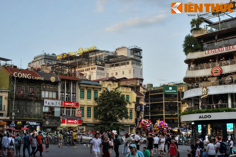 Với sự hấp dẫn của văn hóa vỉa hè sống động cùng vị trí đắc địa gần hồ Gươm, phố Cầu Gỗ đã trở thành một điểm đến hấp dẫn không thể bỏ qua đối với du khách trong và ngoài ở khu phố cổ Hà Nội.