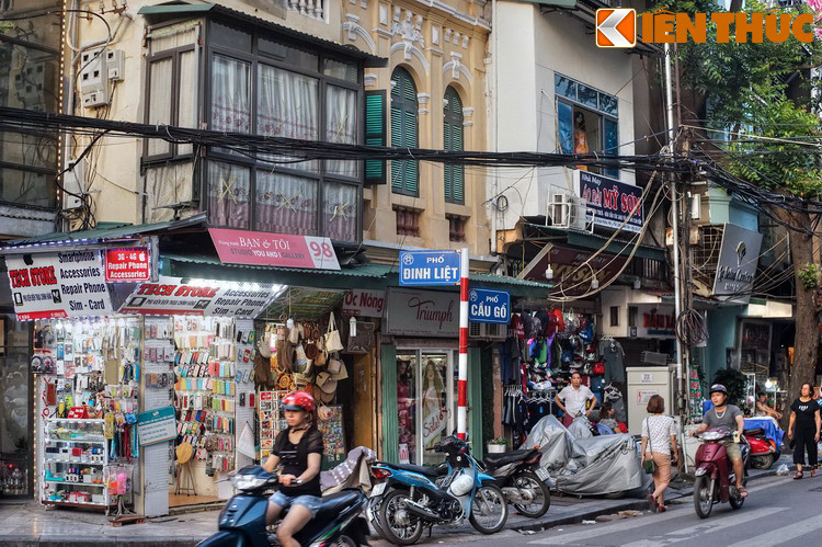 Đến cuối thế kỷ 19, hồ Hàng Đào và con lạch đã bị người Pháp lấp đi để mở mang phố xá, và cây cầu bằng gỗ cũng chấm dứt sự hiện diện của mình sau nhiều thế kỷ. Dù vậy, người phố cổ vẫn gọi con phố này là phố Cầu Gỗ.