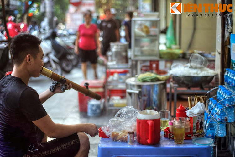 Ngoài ra, phố Cầu Gỗ xưa còn là nơi hội tụ của nhiều thương hiệu ẩm thực có tiếng của Hà Nội như cà phê và phở Giảng, chè bắp Lan Anh… mà giờ đây chỉ còn lại trong kí ức của những người có tuổi.