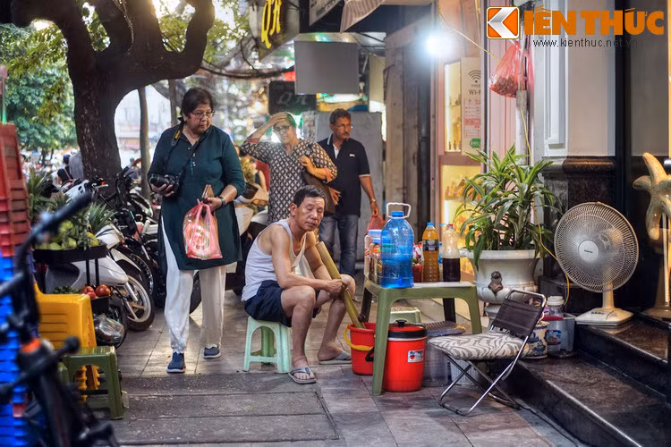 Một số hình ảnh khác về phố Cầu Gỗ.