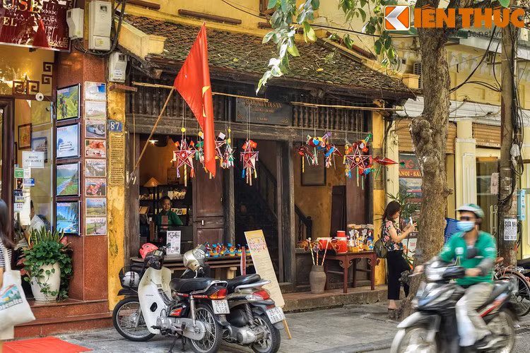 Địa điểm nổi tiếng nhất trên phố Mã Mây là nhà số 87. Ngôi nhà này được xây dựng vào khoảng cuối thế kỷ 19, được trùng tu từ năm 1998-1999 trong khuôn khổ hợp tác giữa Thành phố Hà Nội và Thành phố Toulouse (Pháp). Đến năm 2004, nhà 87 Mã Mây được công nhận là Di tích lịch sử - văn hóa sản cấp Quốc gia.