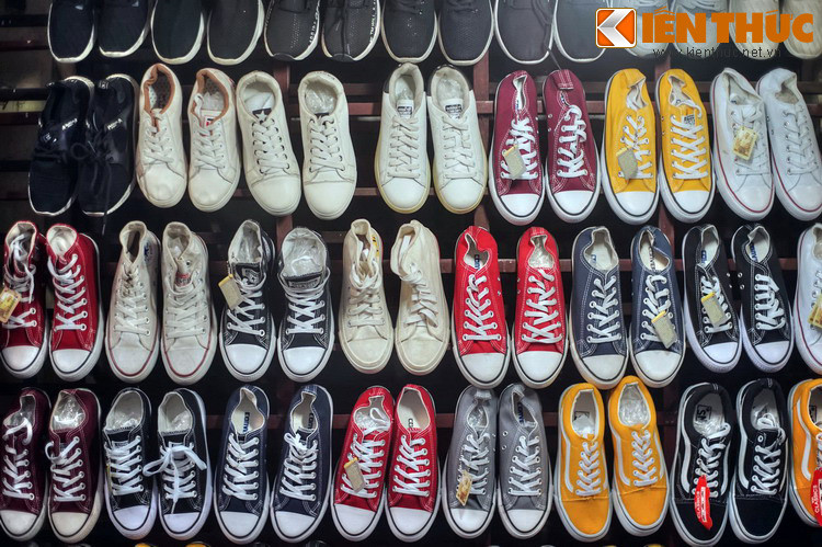 Dọc phố có hàng chục cửa hàng chuyên bán giày dép đủ mọi chủng loại, xuất xứ, phổ biến là các kiểu giày dép thông dụng cho mọi tầng lớp quần chúng.