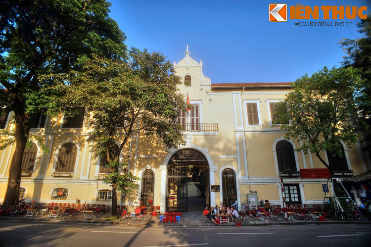 Cuối phố Hàng Dầu tọa lạc một di tích kiến trúc có giá trị cao của Hà Nội là tòa nhà Sở Lâm nghiệp thời Pháp thuộc, ngày nay là Sở Văn hóa, Thể thao và Du lịch Hà Nội ở số nhà 49.