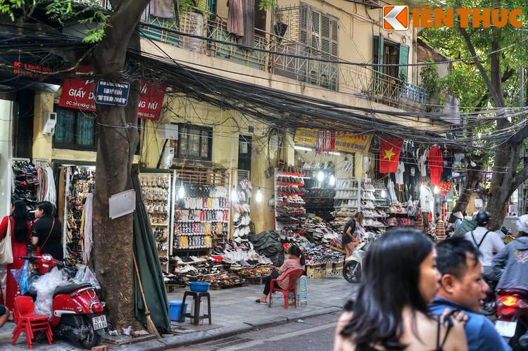 Do vị trí liền kề hồ Gươm, ngày nay phố Hàng Dầu là một khu buôn bán sôi động vào loại bậc nhất phố cổ Hà Nội.