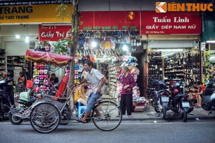 Các mặt hàng dầu truyền thống đã biến mất theo thời gian. Thay vào đó, con phố này đã trở thành một “thủ phủ” giày dép nổi tiếng của thủ đô.