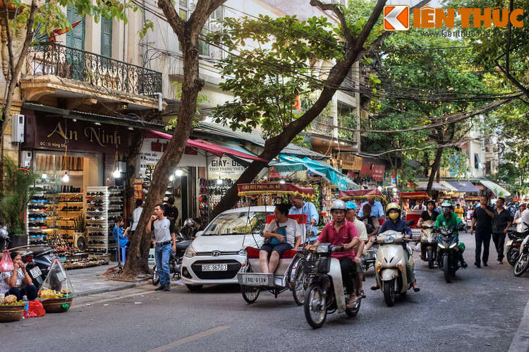 Phố Hàng Dầu cũng được biết đến là nơi sinh thành của Phạm Duy Tốn (1883-1924), nhà văn tiên phong của nền văn học mới Việt Nam hồi đầu thế kỷ 20. Ông sinh ra và lớn lên trong một gia đình buôn bán dầu ở phố Hàng Dầu.