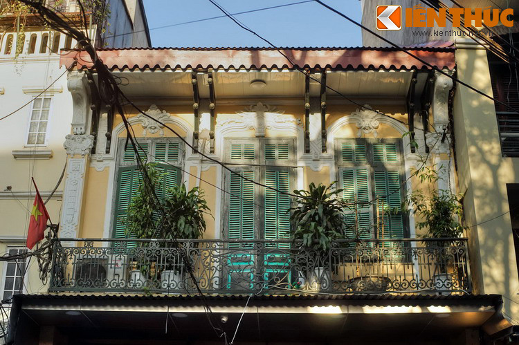 Một số ngôi nhà có kiến trúc cổ vẫn được gìn giữ khá tốt trên phố.