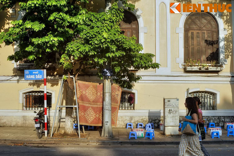 Với vị trí đắc địa và không gian mua sắm đặc sắc, phố Hàng Dầu đã trở thành một trong những tuyến phố du lịch trọng điểm, thu hút rất nhiều du khách trong và ngoài nước ở khu phố cổ Hà Nội.