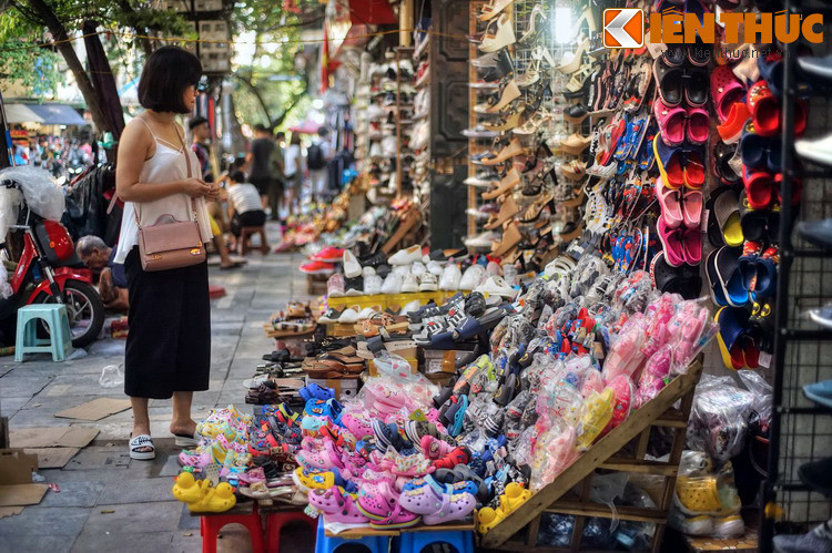 Giá cả của giày dép trên phố Hàng Dầu được đánh giá là “bình dân”. Dù vậy phần lớn hàng hóa không niêm yết giá, nên người bán vô tư “nói thách” và khách thỏa sức “mặc cả”.