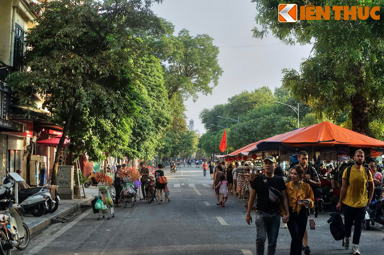 Vào thời Pháp thuộc người Pháp gọi phố Hàng Dầu là rue du Lac (phố Bên Hồ), do một đầu phố thông ra bờ hồ Gươm gần cổng đền Ngọc Sơn. Năm 1945 phố lấy lại tên cổ là phố Hàng Dầu.