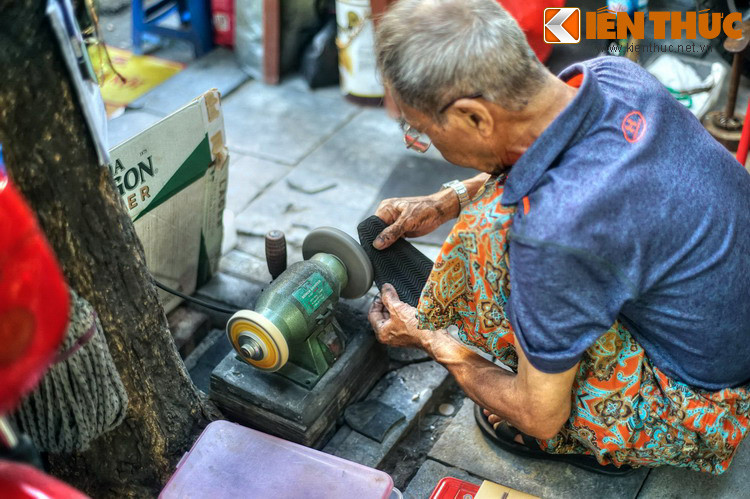 Ngoài các cửa hàng bán giày dép, trên phố Hàng Dầu cũng có một nghề độc đáo là nghề sửa giày. Những người thợ giày cần mẫn làm việc ngay trên vỉa hè là hình ảnh quen thuộc trên phố.